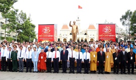 Tổng Bí thư, Chủ tịch nước Tô Lâm dâng hoa tưởng nhớ Chủ tịch Hồ Chí Minh