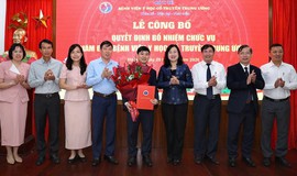 Bộ trưởng Đào Hồng Lan trao quyết định bổ nhiệm Giám đốc Bệnh viện Y học cổ truyền Trung ương