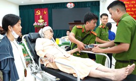 Xúc động hình ảnh công an, nhân viên y tế TP Huế lấy mẫu ADN thân nhân liệt sĩ, thắp hy vọng "trả lại tên" cho các anh hùng