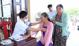 Khám sàng lọc miễn phí bệnh hô hấp cho 1.200 người dân ở Huế