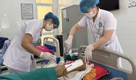 Lưỡi máy cắt cỏ ‘xé toạc’ cẳng chân, người đàn ông đối mặt nguy cơ mất chi