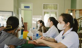 Bác sĩ khám tình nguyện cho dân đảo