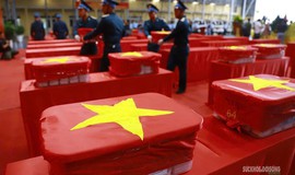 Xúc động hình ảnh tiếp nhận hơn 7.000 mẫu hài cốt liệt sĩ tại Sân bay Gia Lâm