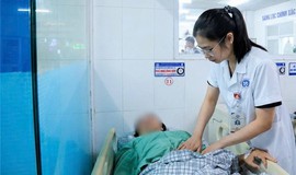 Ong đốt vào ngón tay, người phụ nữ sưng phù mặt