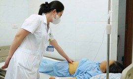 Tự dùng thuốc nam trị đau khớp người phụ nữ bị suy gan cấp