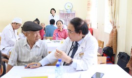 Những thầy thuốc 'hiến' ngày nghỉ vì người bệnh