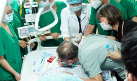 Chồng, con nghẹn ngào hôn tiễn biệt nữ nhân viên y tế trước khi hiến tạng