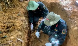 Cất bốc hài cốt liệt sĩ cạnh suối T7 ở Huế