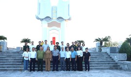 Thứ trưởng Đỗ Xuân Tuyên và đoàn Hội Cựu chiến binh Bộ Y tế tri ân các Anh hùng,Liệt sĩ tại Quảng Ninh