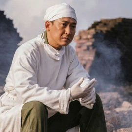 M&#224;u &#225;o trắng trong ‘Mưa đỏ’