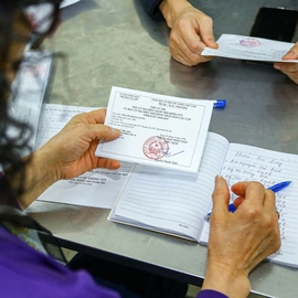 Tấm thẻ cử tri và những nhịp gõ cửa ấm lòng