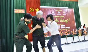 Tặng 300 suất quà cho các gia đình chính sách tại Thái Nguyên
