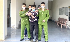 Khống chế thanh niên 'ngáo đá' lái xe đánh võng, trèo lên nóc nhà