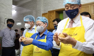 Hội Thầy thuốc trẻ, đại diện WHO tại Việt Nam xuống bếp làm bánh trung thu tặng tuyến đầu chống dịch