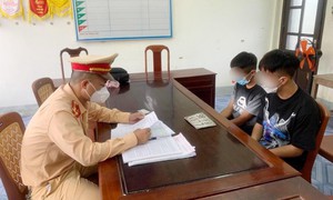 'Bốc đầu' xe trước camera an ninh, 2 thanh niên bị phạt 8 triệu đồng