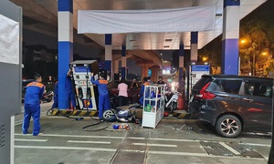 Hà Nội: Tài xế ô-tô nghi say rượu tông hàng loạt xe máy tại cây xăng, 8 người bị thương