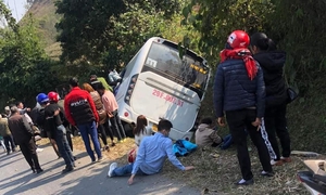 Thông tin mới vụ ô tô chở 46 người bị lật tại khu vực Đèo Khế