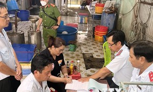 Bạc Liêu: Bắt quả tang một cơ sở bơm tạp chất vào tôm sú nguyên liệu