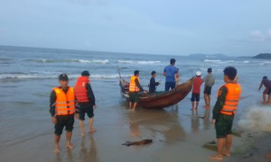 Hai học sinh đuối nước khi tắm biển, một em mất tích