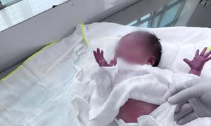 Trẻ sơ sinh còn nguyên dây rốn bị bỏ rơi gần bờ sông Tắc