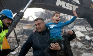 Động đất kinh hoàng ở Thổ Nhĩ Kỳ: Khoảnh khắc kỳ diệu giải cứu bé trai kẹt 52 giờ dưới đổng đổ nát