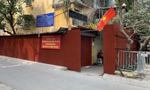 Cận cảnh quây tôn chung cư xuống cấp đặc biệt nguy hiểm tại Hà Nội