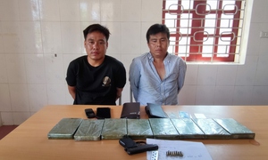 Bắt hai đối tượng nước ngoài mang 8 bánh heroin vào Việt Nam