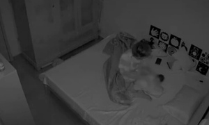 Xác minh clip bảo mẫu nghi bạo hành cháu bé 1 tháng tuổi gây phẫn nộ