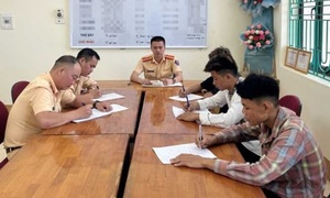 3 học sinh đi xe máy kẹp ba, bốc đầu đăng Facebook