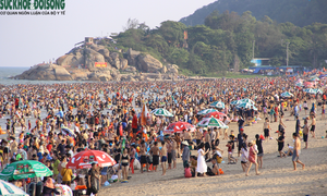 Hàng nghìn người đổ về Sầm Sơn chen chúc tắm biển  dịp cuối tuần
