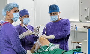 Chấn thương vẫn cố đi đá bóng, thanh niên đứt dây chằng cả 2 bên khớp gối