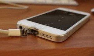 Vừa dùng điện thoại vừa sạc pin, bé trai 7 tuổi bị điện giật tử vong