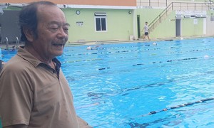 Thầy dạy bơi đặc biệt của trẻ em ở Khánh Hòa