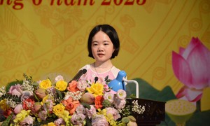 Nghị lực phi thường của cô gái trẻ không tay