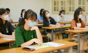 Thi lớp 10 tại Hà Nội: 9 thí sinh bị chấn thương tay phải, cần người hỗ trợ làm bài