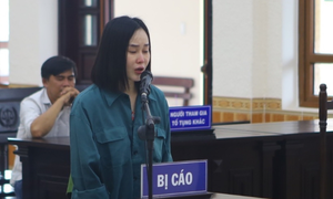 Lĩnh án 11 năm tù, 'hotgirl siêu lừa đảo' Tina Dương bật khóc nức nở tại tòa