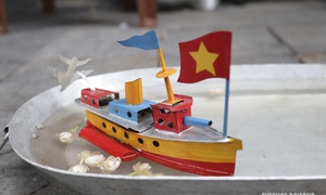 Tàu thủy chạy dầu hỏa - món đồ chơi Trung thu độc đáo đầu thập niên 90