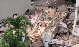 Nhà 4 tầng ở TPHCM đổ sập, 7 người mắc kẹt đã nhập viện