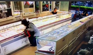 Bảo vệ tiệm vàng ở Khánh Hòa kể lại giây phút tên cướp áp vật giống súng vào mạn sườn