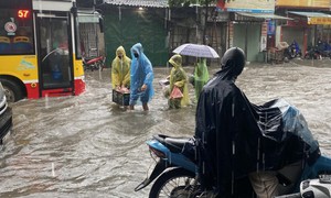 Hà Nội: Nhiều người phải nghỉ làm, bị trừ lương vì trận mưa ngập hôm nay
