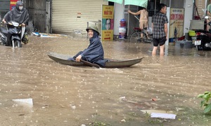 Hà Nội nước ngập mênh mông, người dân chèo thuyền trên phố