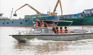 Căng mình chống buôn lậu trong mùa nước nổi