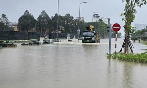 Nhiều tuyến đường ở Huế ngập sâu, người dân liên tục 'quay xe'