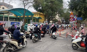 Hà Nội thí điểm điều chỉnh tổ chức giao thông tại cổng Trường Tiểu học Nguyễn Du