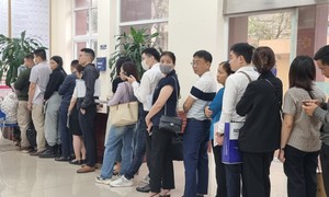 Giao dịch bất động sản tăng vọt, người dân nườm nượp xếp hàng từ sáng sớm chờ lấy số làm thủ tục