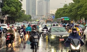 Hà Nội sắp có mưa dông đúng giờ tan tầm