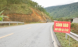 Lên phương án xử lý vết nứt tại chân dốc Sáp Ong sau phản ánh của Báo Sức khỏe và Đời sống