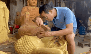 Xem nghệ nhân làng Sơn Đồng 'thổi hồn' vào gỗ