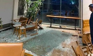Ai chịu trách nhiệm vụ tấm kính rơi khiến 7 người bị thương tại The Coffee House?
