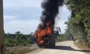 Video ô tô tải bốc cháy dữ dội khi đang vào mỏ đất